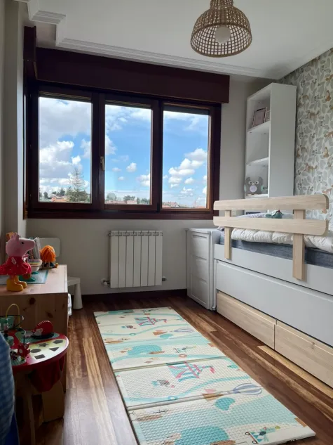 Cama dupla com gavetas branca e madeira