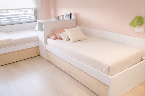 Cama com gavetas em madeira branca e natural