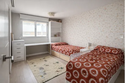 Cama com gavetas em madeira branca e natural