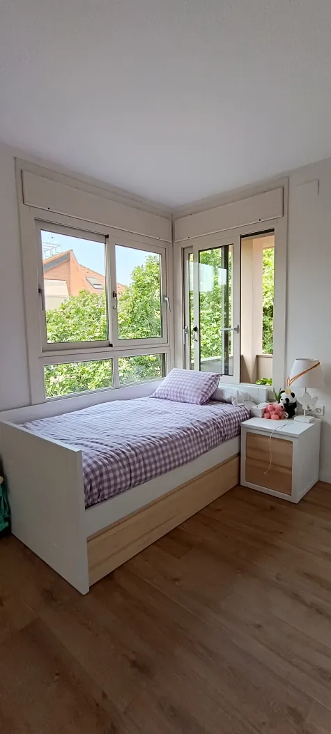 Cama jovem com gavetas em madeira branca e natural - Lineal